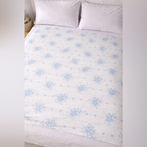 Floral Blue and White 80’s flat sheet